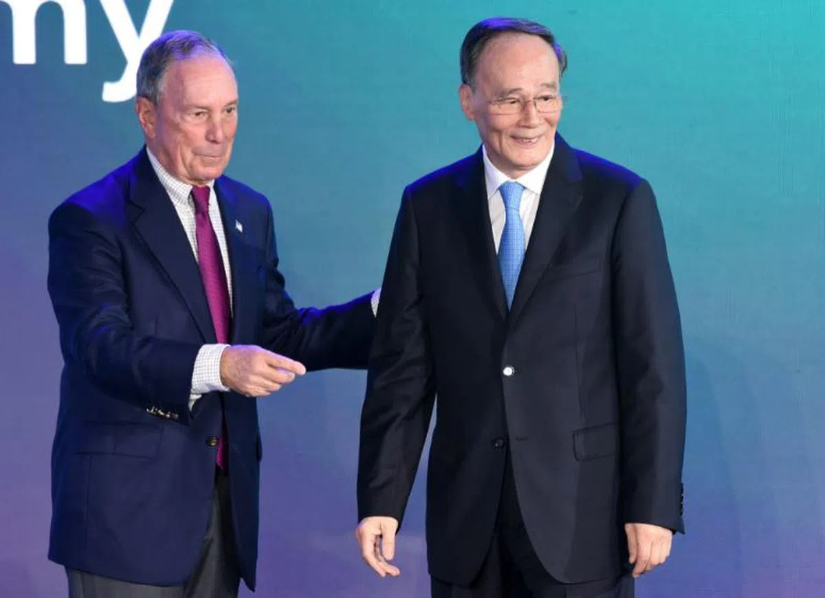  纽约前市长、彭博社创办人布隆伯格（Michael Bloomberg，左）与王岐山在创新经济论坛现场。布隆伯格也是论坛发起人。（法新社） 