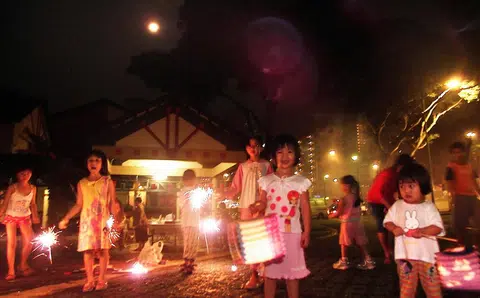 每逢中秋节，本地的孩童们都会提灯笼、挥烟花棒。（联合早报）