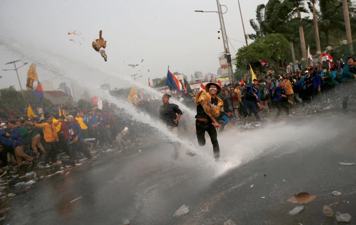 印尼成千上万大学生涌入雅加达示威抗议，要求当局撤回恶法。（美联社）