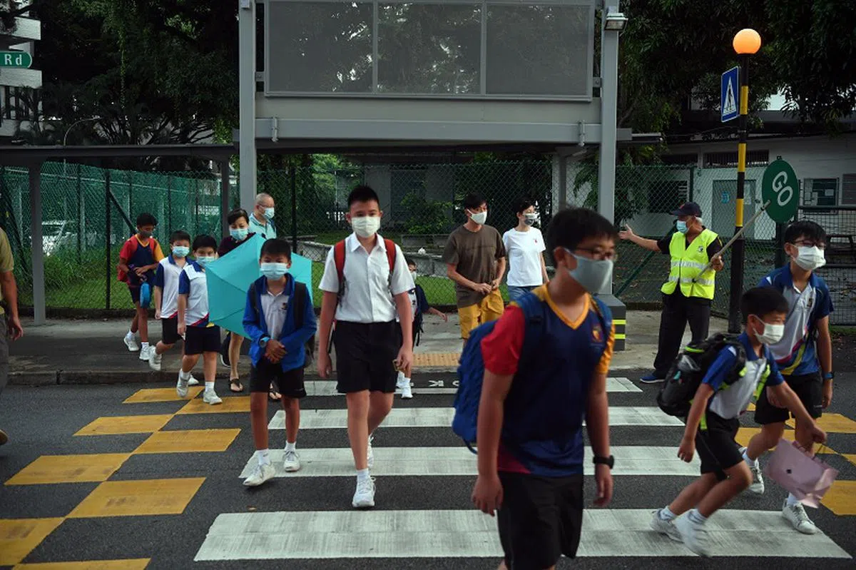 走路上学的学生。（海峡时报）