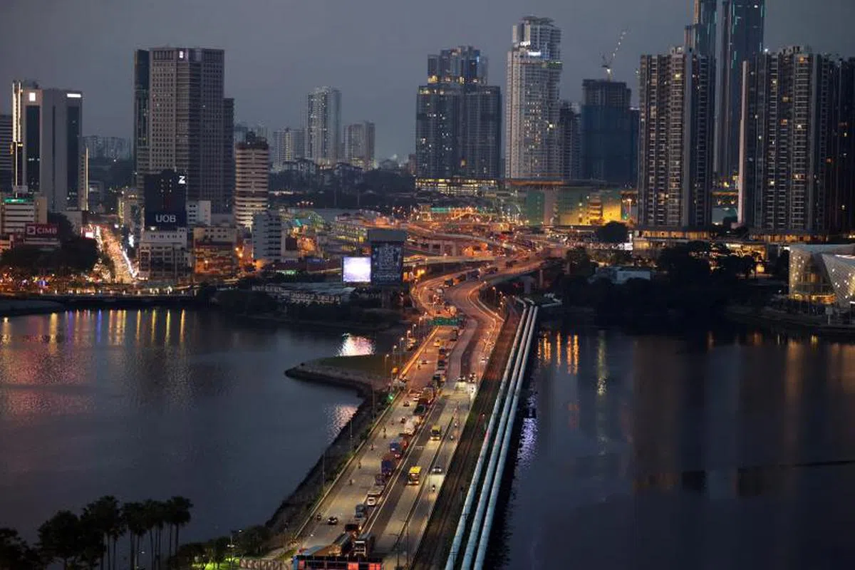 新马边境重开后，不少新山业者申诉“员工都跑到新加坡去了”。（联合早报）