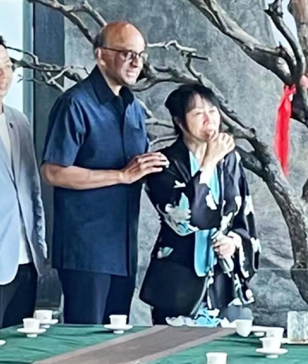 尚达曼总统与夫人在凤凰山品茶。 （视频截图）