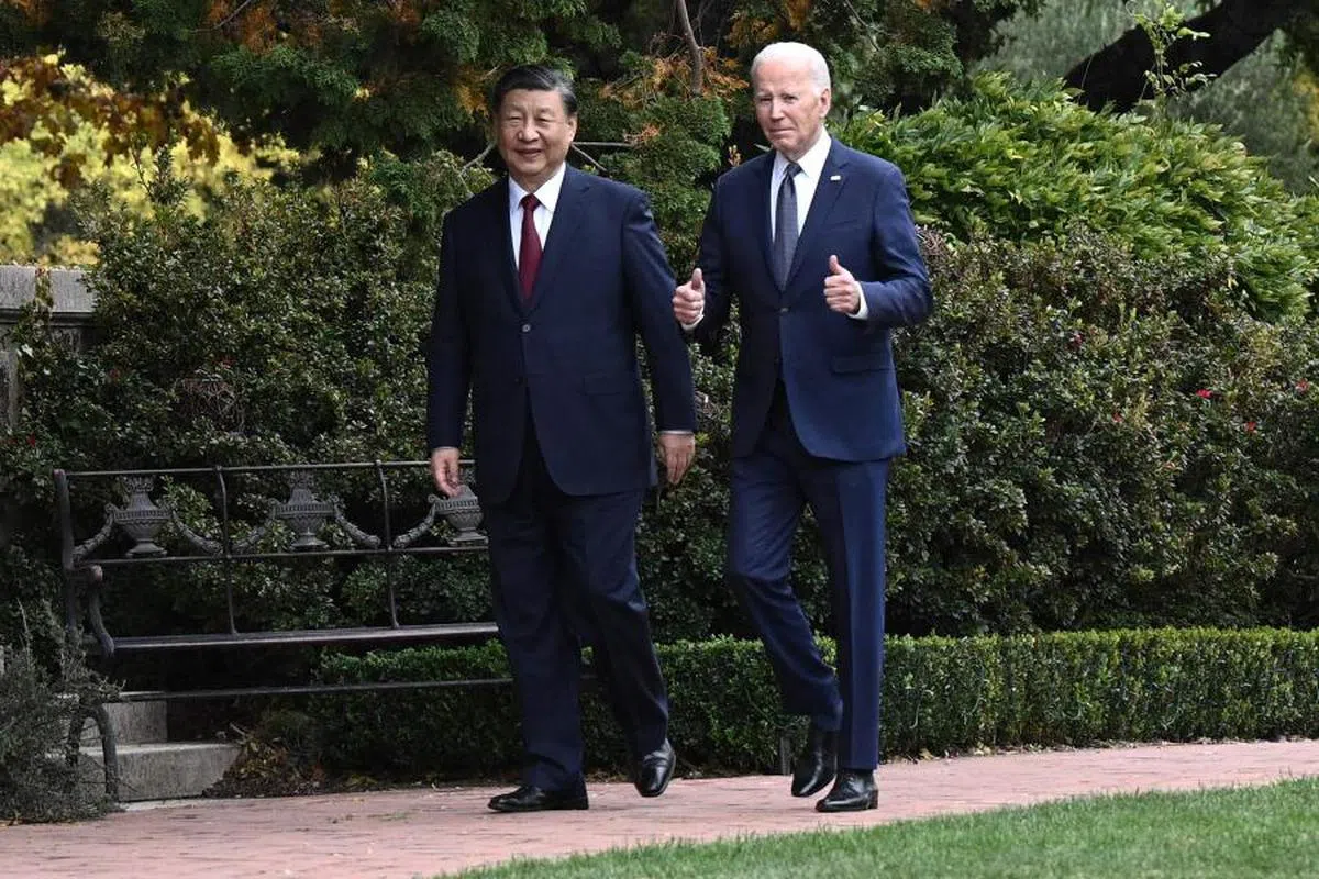 拜登（右）和习近平（左）饭后在斐洛里庄园的花园散步。（法新社）