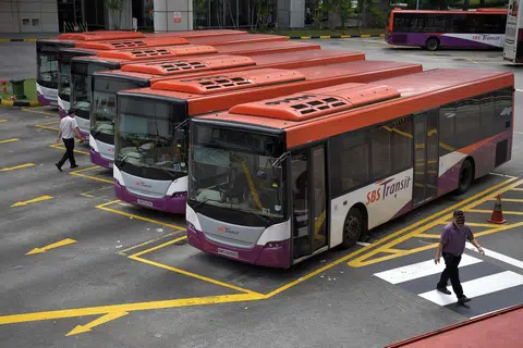 从明年2月起，新捷运18条发车自红山（Bukit Merah）和港湾（Harbourfront）巴士总站的服务路线的300辆巴士，将为乘客提供免费无线网络上网。（海峡时报）