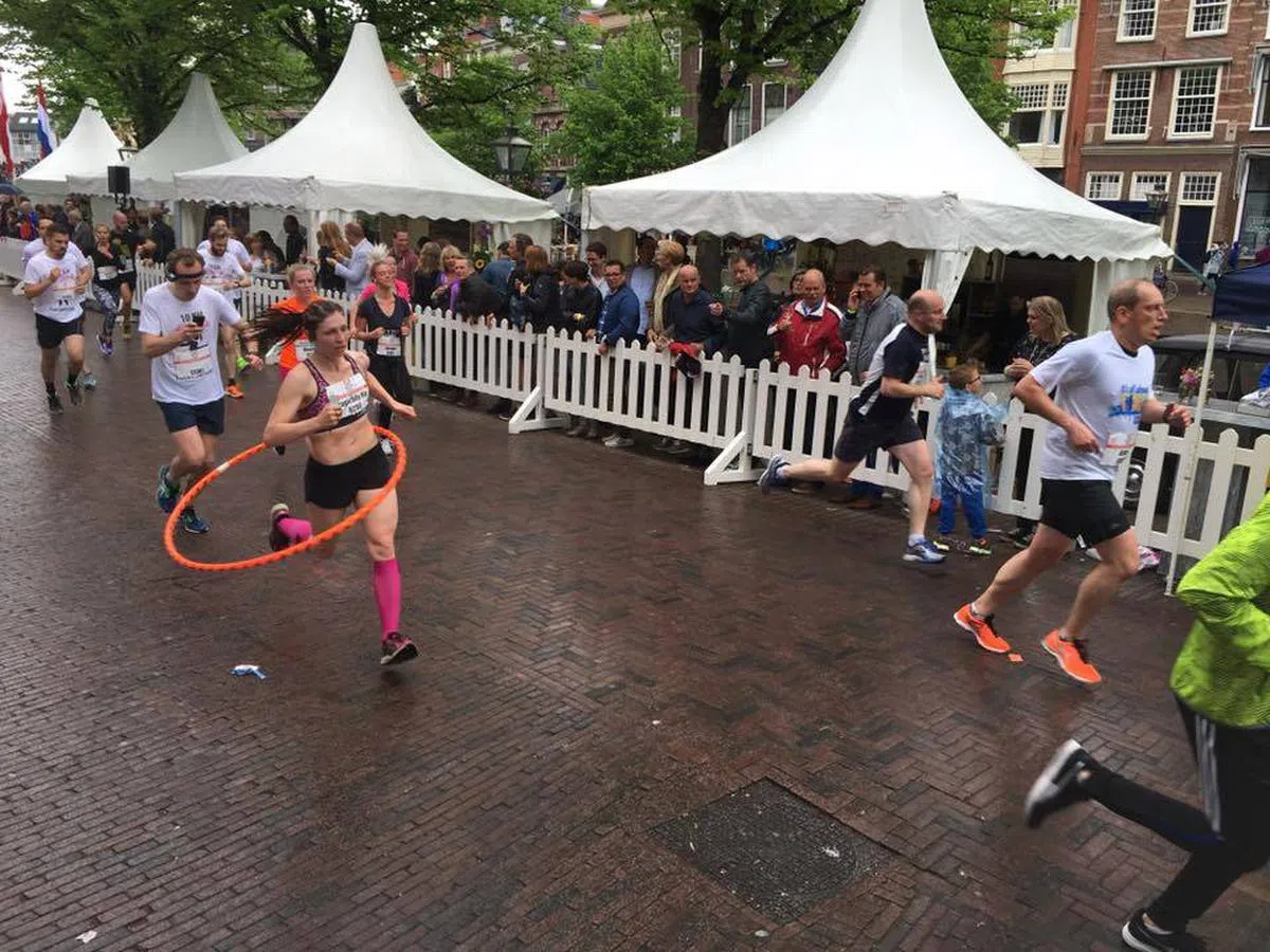  Heather Bray在马拉松中边跑步边摇呼啦圈。（互联网） 