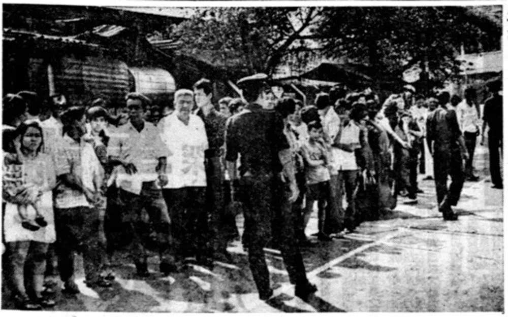 1974年6月10日，公众在法庭外等候，希望瞥见被告。