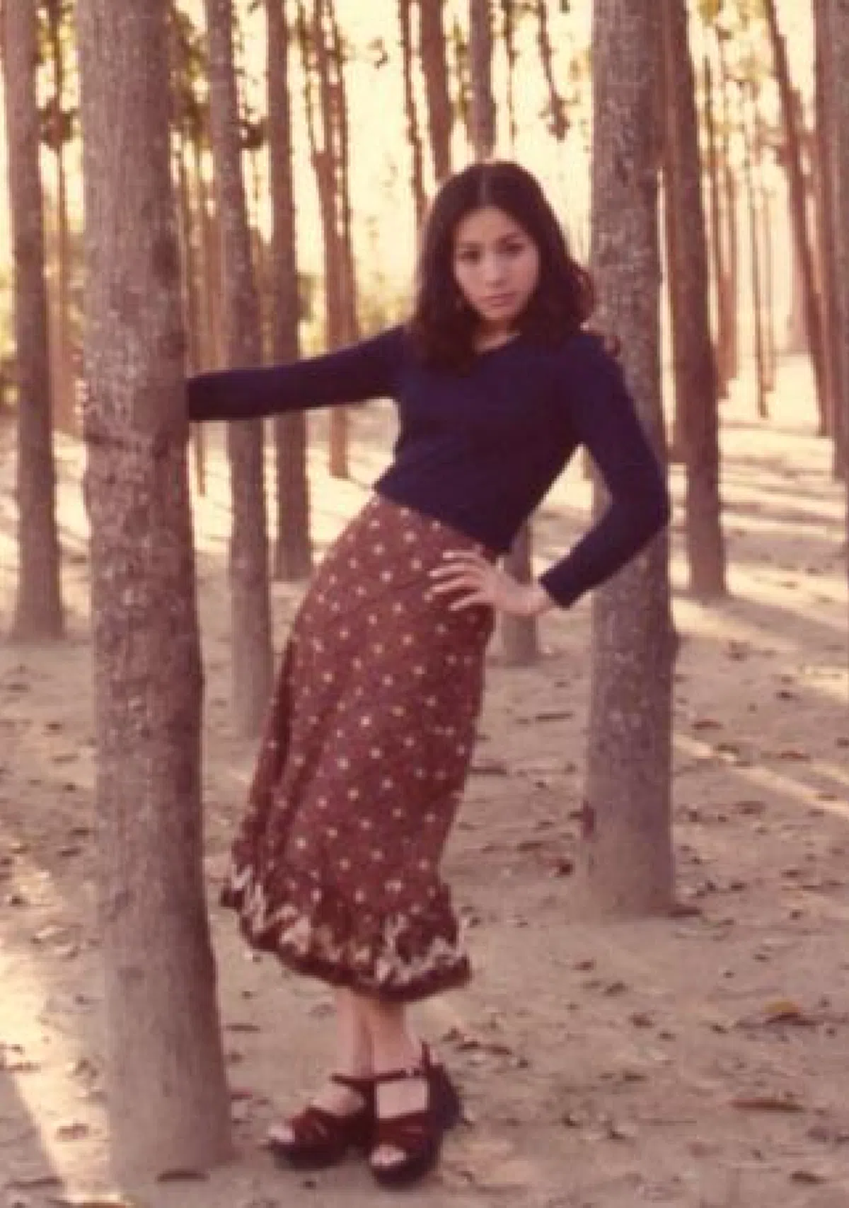  旁边有树一定会伸手拉一拉。（互联网） 