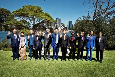 亚细安十国领导人和澳洲总理特恩布尔在悉尼合影，标志着首届亚细安—澳洲特别峰会圆满落幕。左起为马来西亚首相纳吉、缅甸国务资政翁山淑枝、菲律宾外长卡亚塔诺、越南总理阮春福、李显龙总理、澳洲总理特恩布尔、泰国首相巴育、文莱苏丹波基亚、柬埔寨首相洪森、印度尼西亚总统佐科、老挝总理通伦。（峰会主办单位提供）