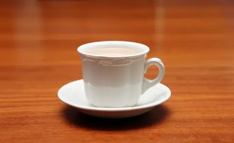 新加坡政坛的其中一杯茶，有人喝了却只想脱身。（联合早报示意图）