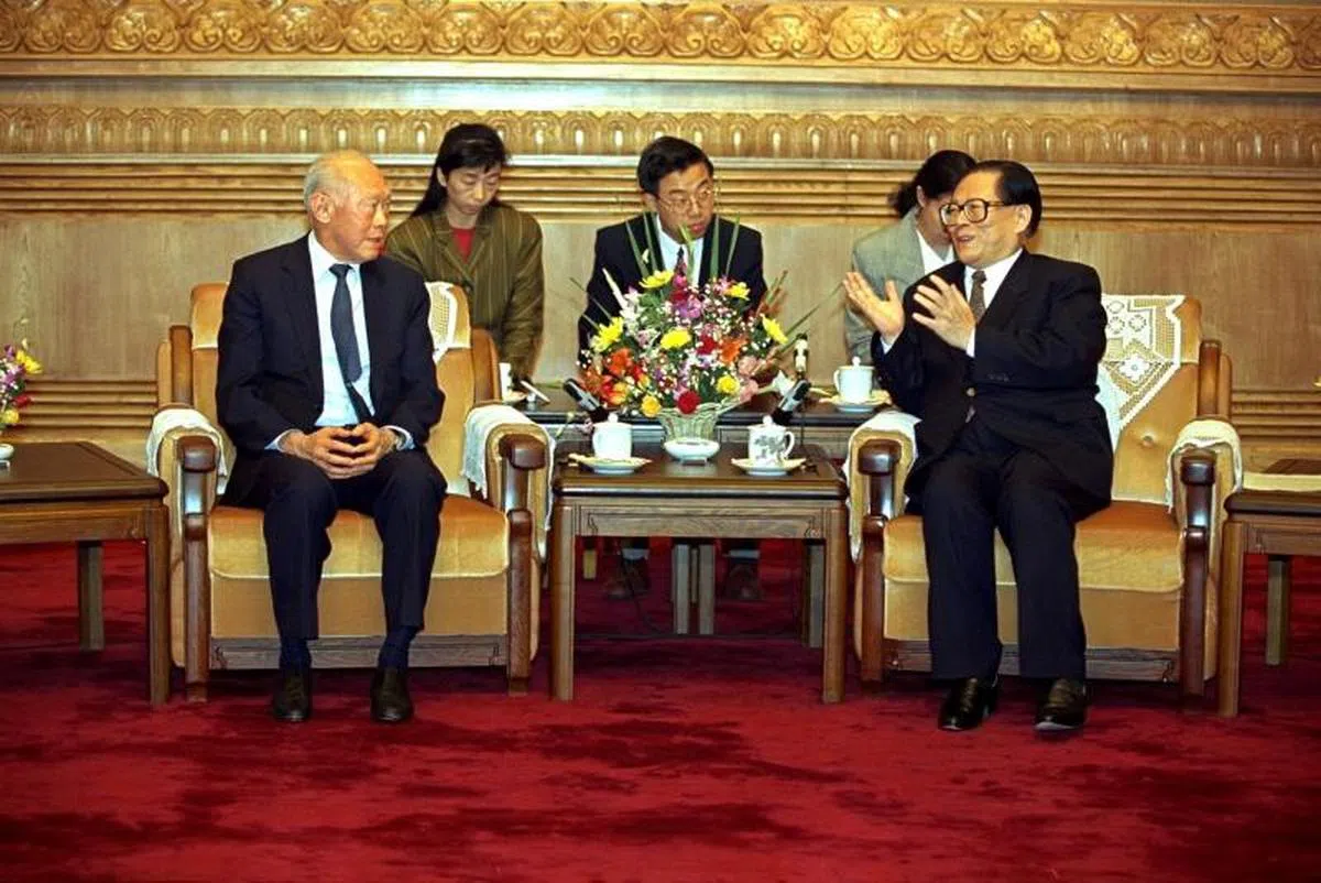  1994年10月6日，时任新加坡内阁资政李光耀访问中国，与中国国家主席江泽民在北京人民大会堂会面。（联合早报） 