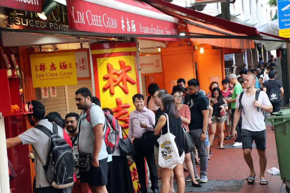  往年越靠近年关，牛车水的林志源肉干店外的人龙就越长。（联合晚报） 