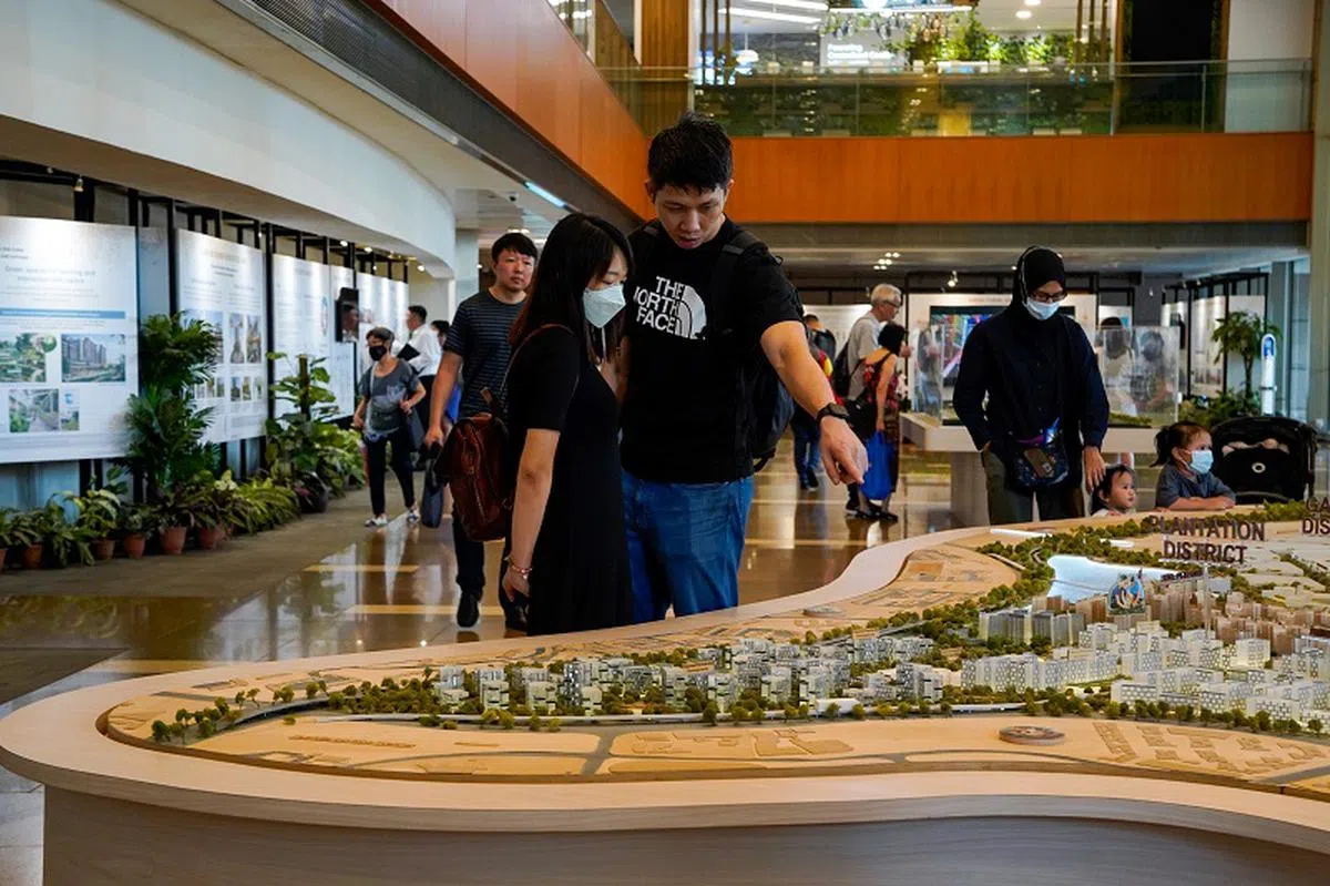 公众在建屋局发展中心观看登加市镇的组屋模型。（海峡时报）