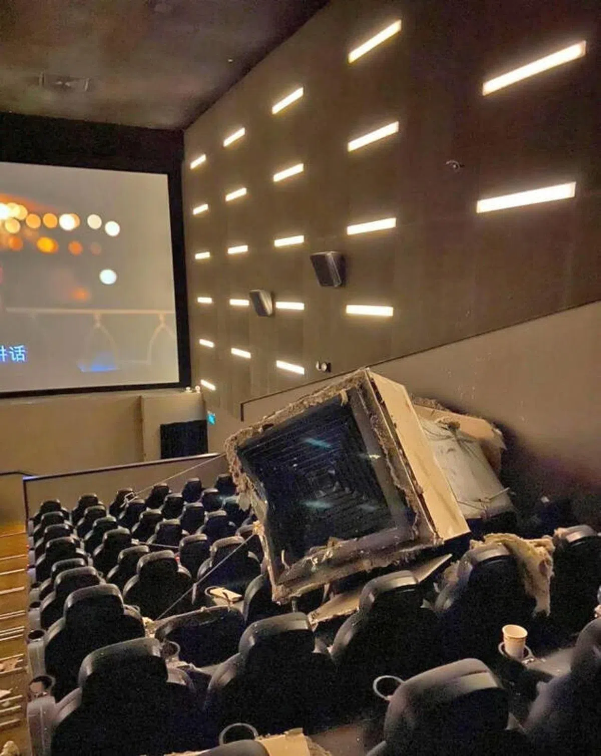  通风管坠落，击中三排共15个座位。（互联网） 