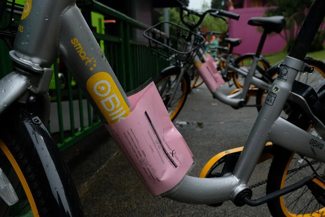 昨天oBike清盘的消息宣布后，许多oBike的脚踏车都被遗弃在路旁，车身还贴有陆交局的通告，要求业者清除脚踏车。（联合早报）