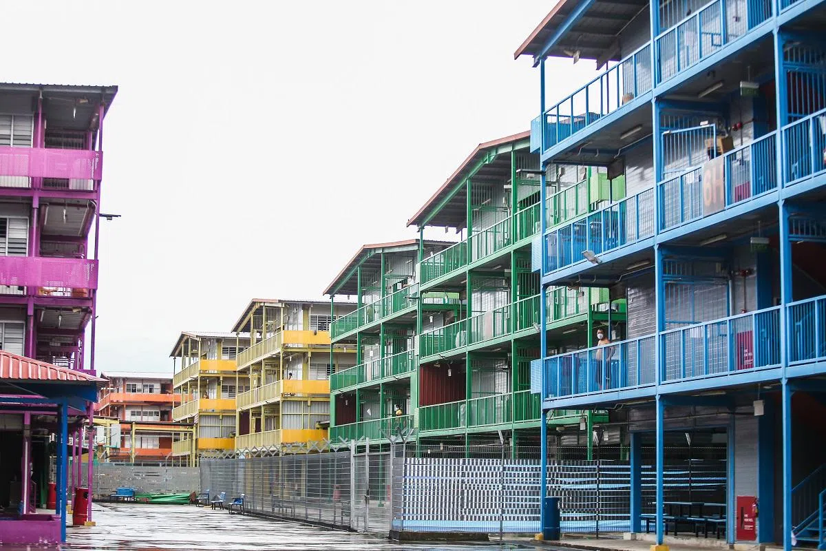  本地最大感染群S11榜鹅客工宿舍今年4月被当局划为隔离区后，外籍客工们都遵守规定留在房内隔离。偶尔有单独的客工走出来透透气。（联合早报） 