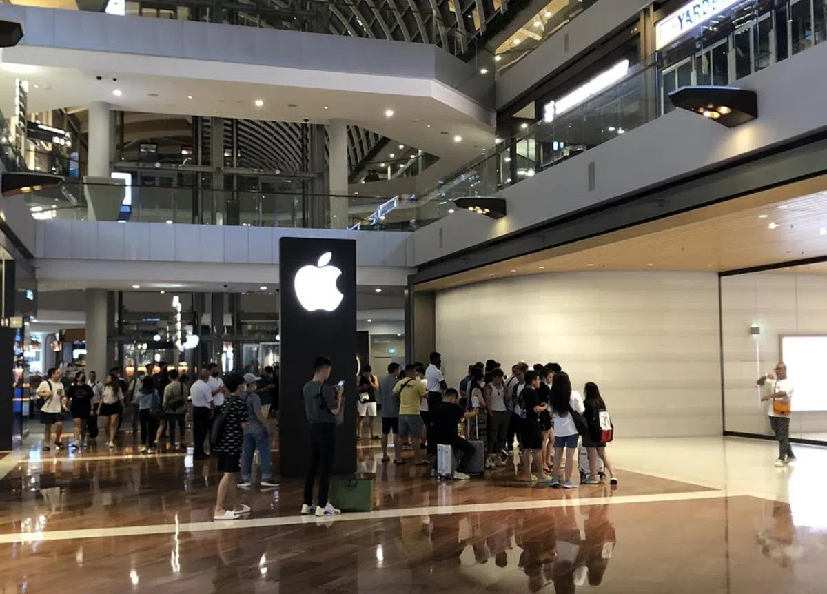 滨海湾金沙苹果专卖店外，16日早上一样出现人龙。（Danny Antau面簿）