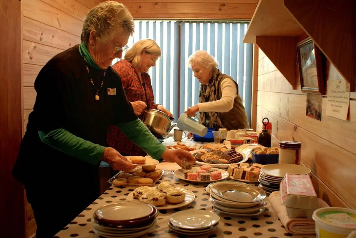 喝喝茶，吃吃点心，谈谈死亡。（Kiwi Coffin Club脸书）