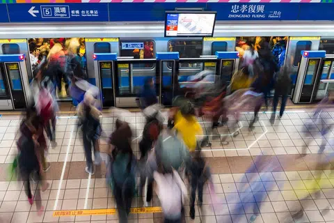 台北捷运板南线的忠孝复兴站。（Alamy）
