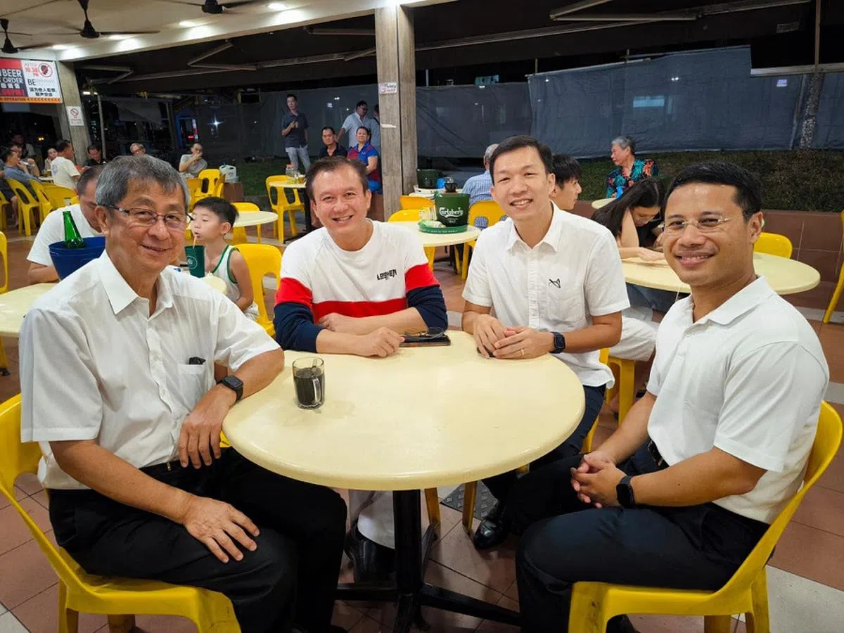 林伟良（右二）在人民行动党后港支部顾问李宏壮（左二）的陪同下走访后港区。在场的也包括国家发展部长李智陞（右一）和前内阁部长林文兴（左一）。（取自林伟良脸书）