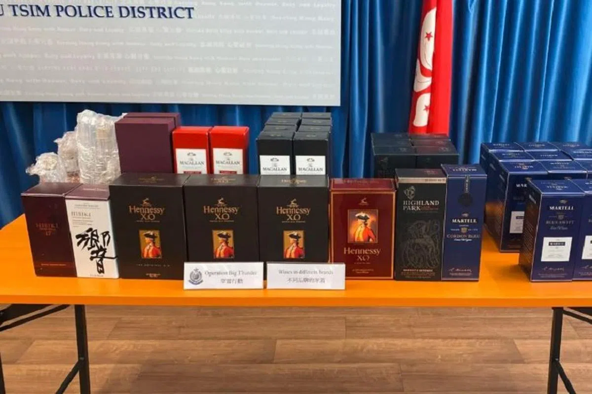 香港警方日前捣毁了一个犯罪团伙，这些不法分子多次在入境香港的班机上干案，并专门偷取旅客的信用卡。（Handout）