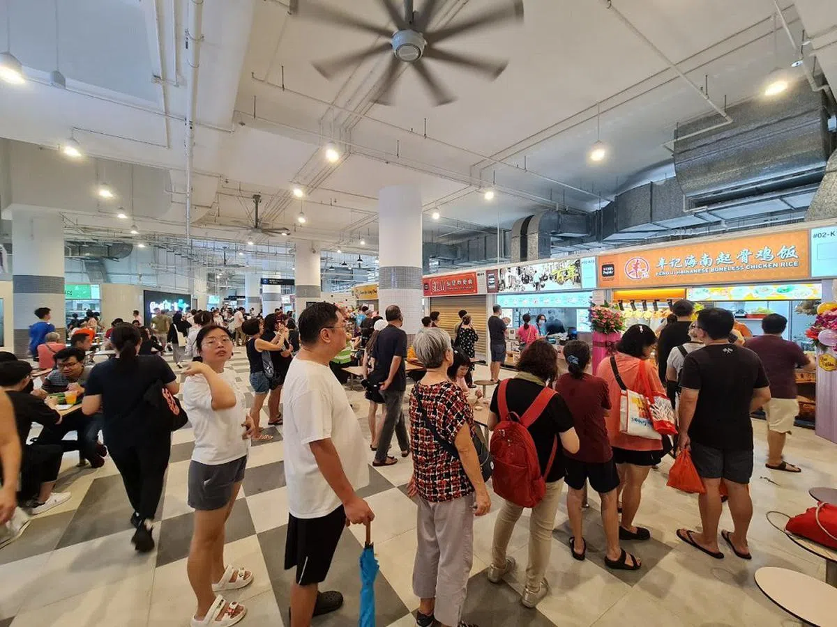 盛港汇万国小贩中心去年底开业，第一天就吸引大批人潮。（联合早报）