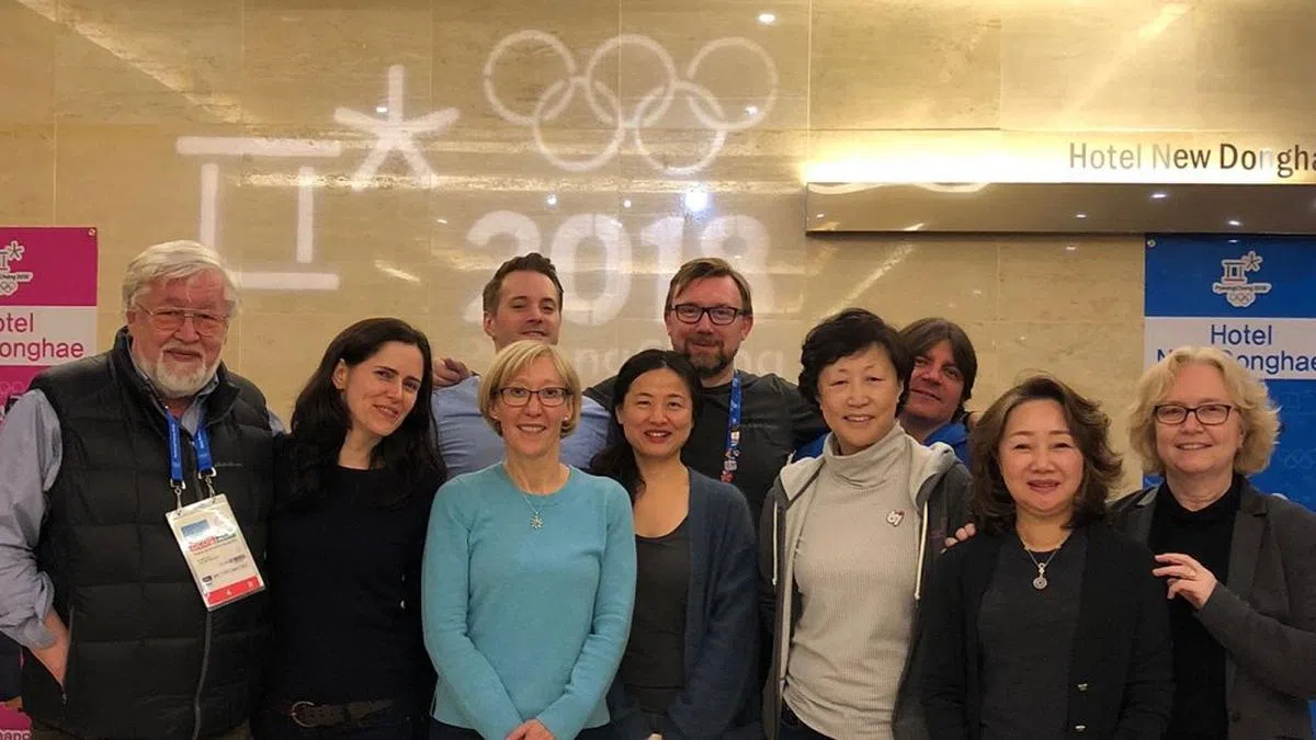  今年2月的平昌冬奥会上，李莲香（右二）作为美国明德学院蒙特雷国际研究学院前工作人员，再次参加了代表团的翻译工作。（明德学院官网） 