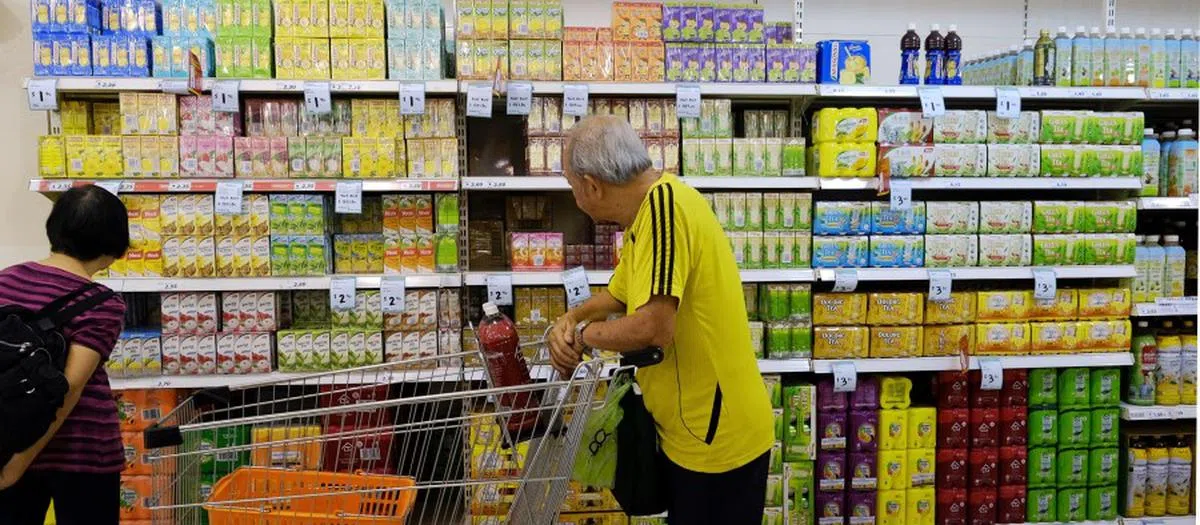 瓶罐回收站可能设在面积较大的超市，方便公众送回空瓶罐。（联合早报）