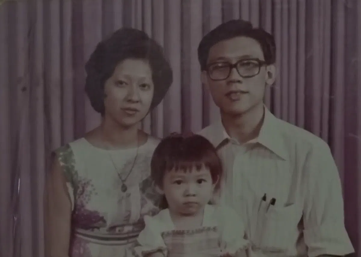 杨涴淩小时候与父母合照。父亲杨森焱是一名医生，在荷兰通道一带开设私人诊所36年，多年来病人看诊没钱付，他也从来不追款。2010年杨森焱因心脏衰竭逝世，享年62岁。（杨涴淩提供）