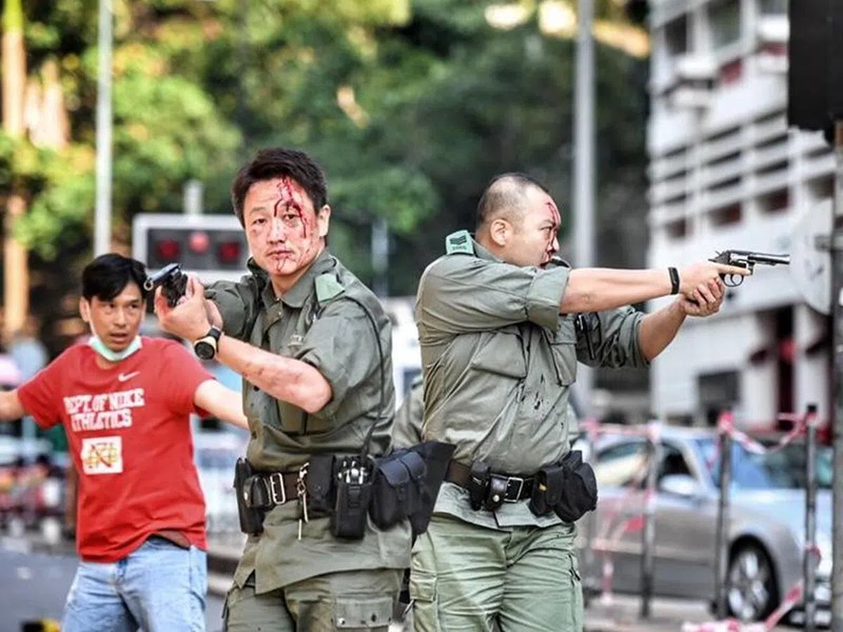  九龙油麻地昨天发生警民激烈冲突，两名受伤警员拔枪警告示威者。（互联网） 