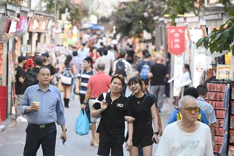 新加坡人不是中国人，但相信大部分新加坡华人还是认同“华人”的身份的。（海峡时报）