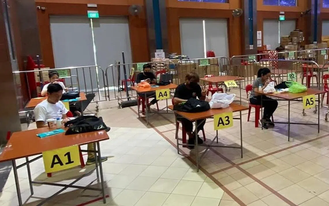 新加坡部分民众俱乐部开放室内场地，让送餐员、德士私召车司机、社交距离大使等工作人士有个“避风港”，好好用餐或休息。（布莱德岭选区面簿）