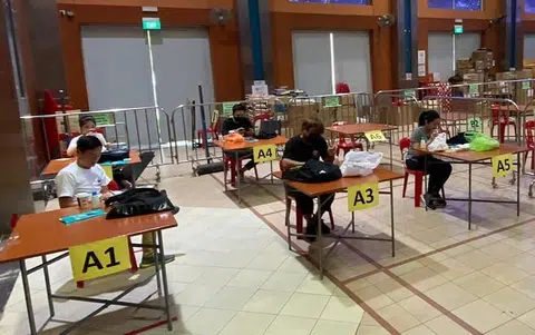 新加坡部分民众俱乐部开放室内场地，让送餐员、德士私召车司机、社交距离大使等工作人士有个“避风港”，好好用餐或休息。（布莱德岭选区面簿）