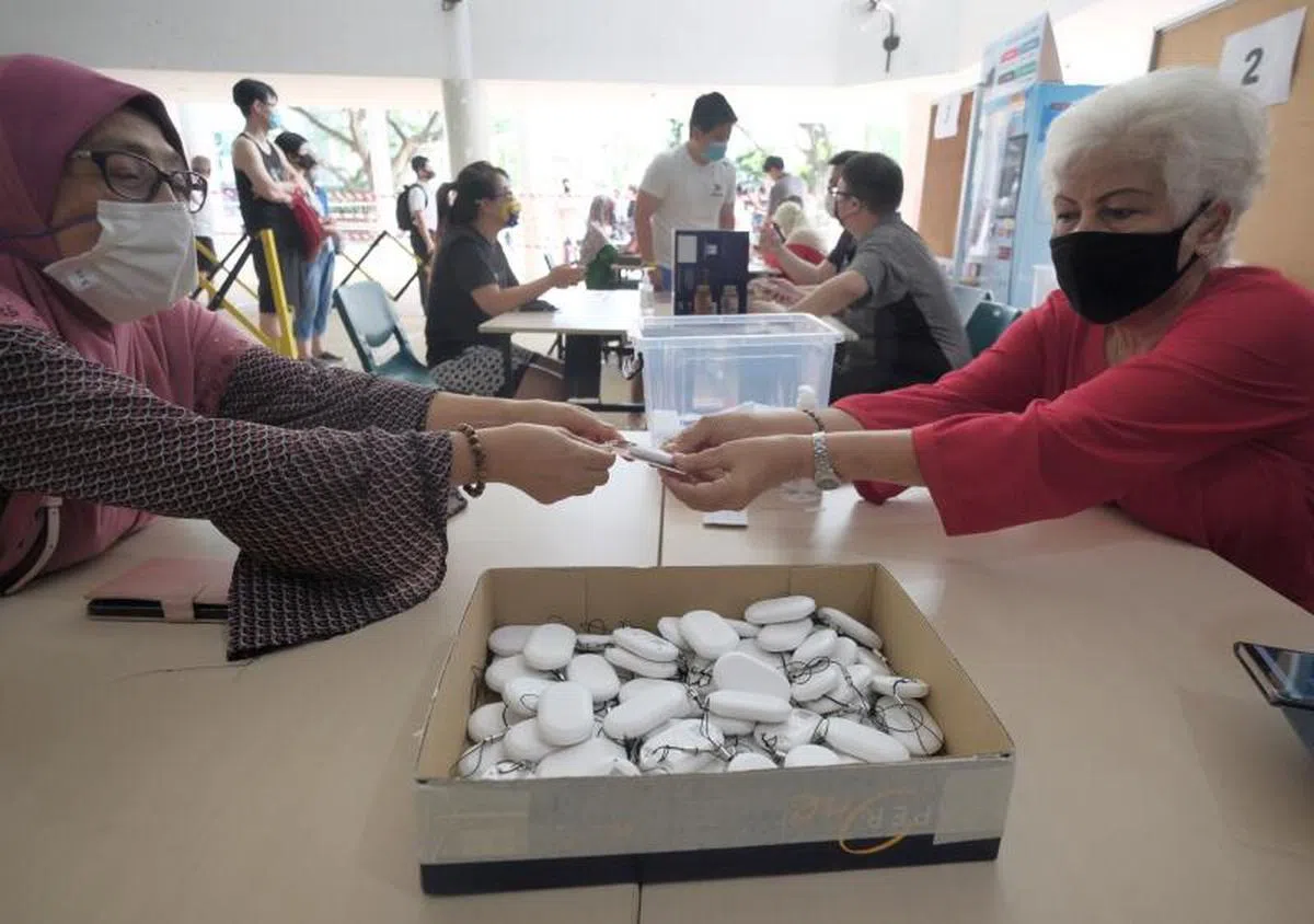  政府将陆续重开目前关闭的民众俱乐部发行中心，让民众领取携手防疫器。（海峡时报） 