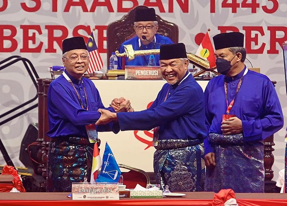 马国首相依斯迈沙比里（左）宣布解散国会举行大选，巫统主席阿末扎希（中）则被指是不断逼宫要求尽快大选的领头人。（今日自由大马）