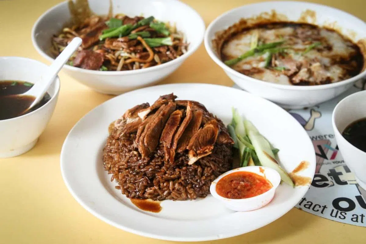  全记无骨卤鸭贩卖的鸭饭、鸭粥和鸭面。（MissTamChiak） 