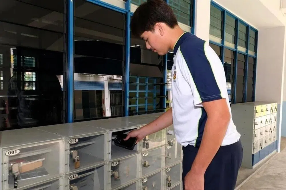 自2026年1月起，所有中学生在校期间不得使用智能手机和智能手表。不过，各校在执行方式上有所不同，有的要求学生将设备存放在储物柜，有的则以学生自律为主，只须将手机放进书包。