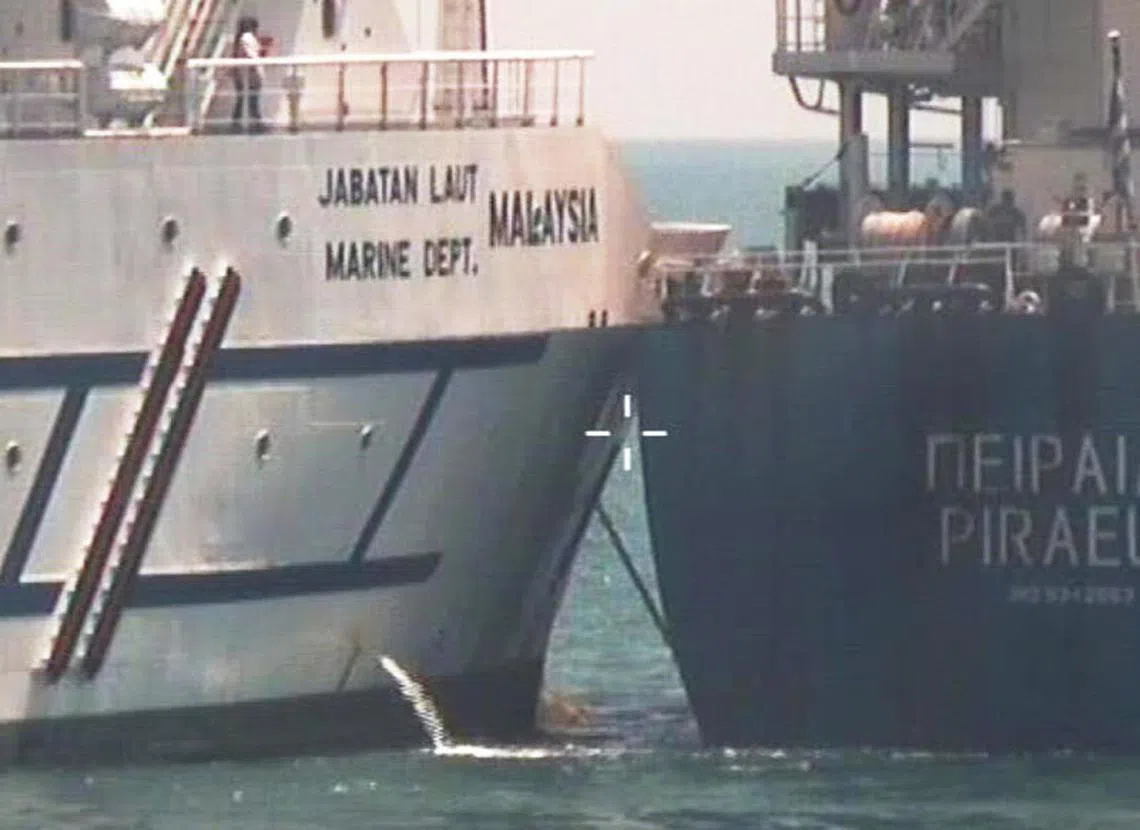 马来西亚浮标船Polaris和希腊注册商船Piraeus上周六在我国海域相撞。（新加坡警察部队提供）