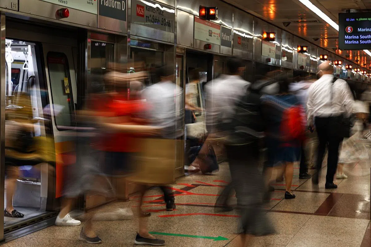 专家认为，与其一直要避开喧闹和拥挤的环境，对噪音敏感的人应尝试每天一点一点地接触日常生活的声音来脱敏。（联合早报）