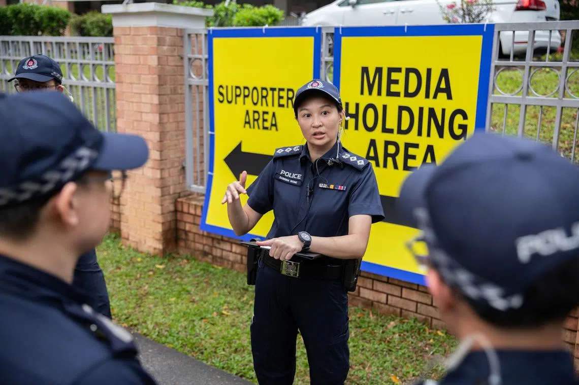 警察在提名中心部署。（取自新加坡警察部队脸书）