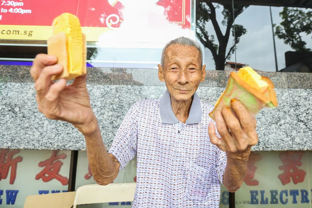 蚁粉喜欢左边的威化饼冰淇淋，还是右边的彩色面包冰淇淋？（联合早报）
