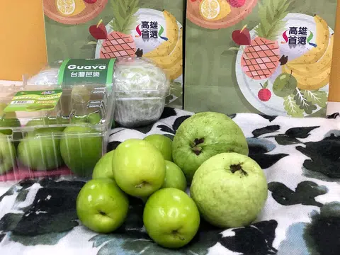 高雄水果特产：牛奶蜜枣和燕巢芭乐。（张丽苹摄）