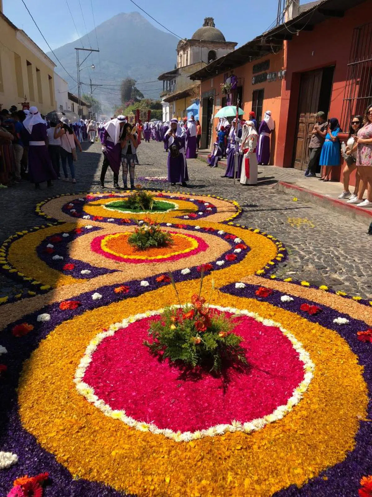 不同设计和造型的圣周地毯，都一样美丽。（叶孝忠摄）