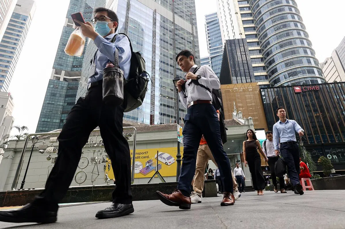 往返公司和在外用餐都要花钱，难怪多数年轻员工希望天天居家办公。（联合早报）