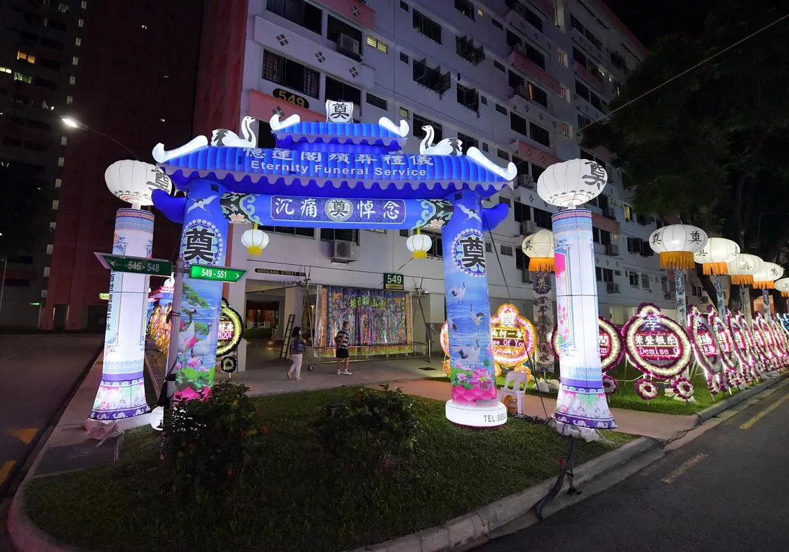 后港一治丧处，除了摆放了上百个电子花圈外，更有七个气球拱门。（海峡时报星期刊）