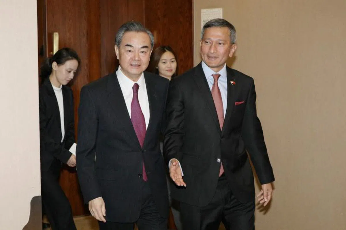  我国外交部部长维文（右）4月8日在北京同中国国务委员兼外交部部长王毅会面。 （联合早报） 