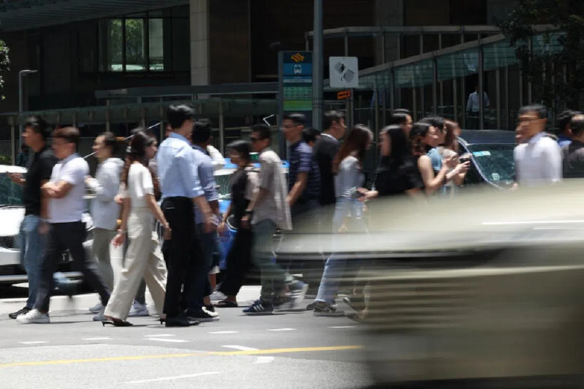 在市中心工作的上班族。（联合早报）