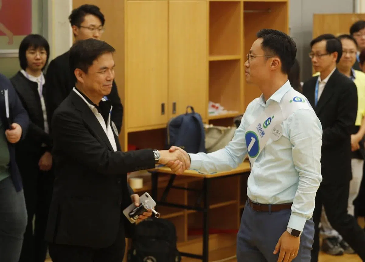  钱志健（左）以九百多票大败予杨哲安。（香港01） 