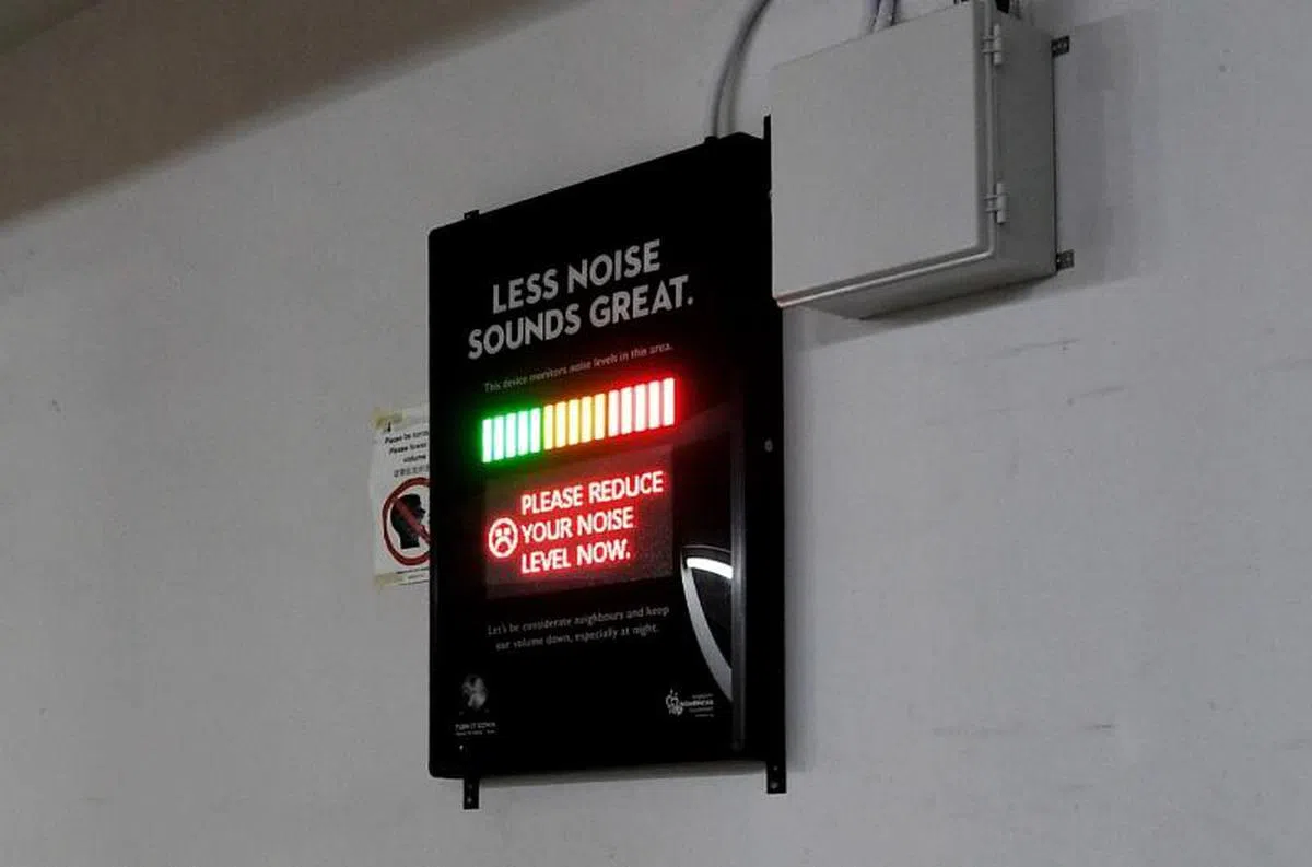  ​组屋区底层新安装的噪音监测器。（海峡时报） 