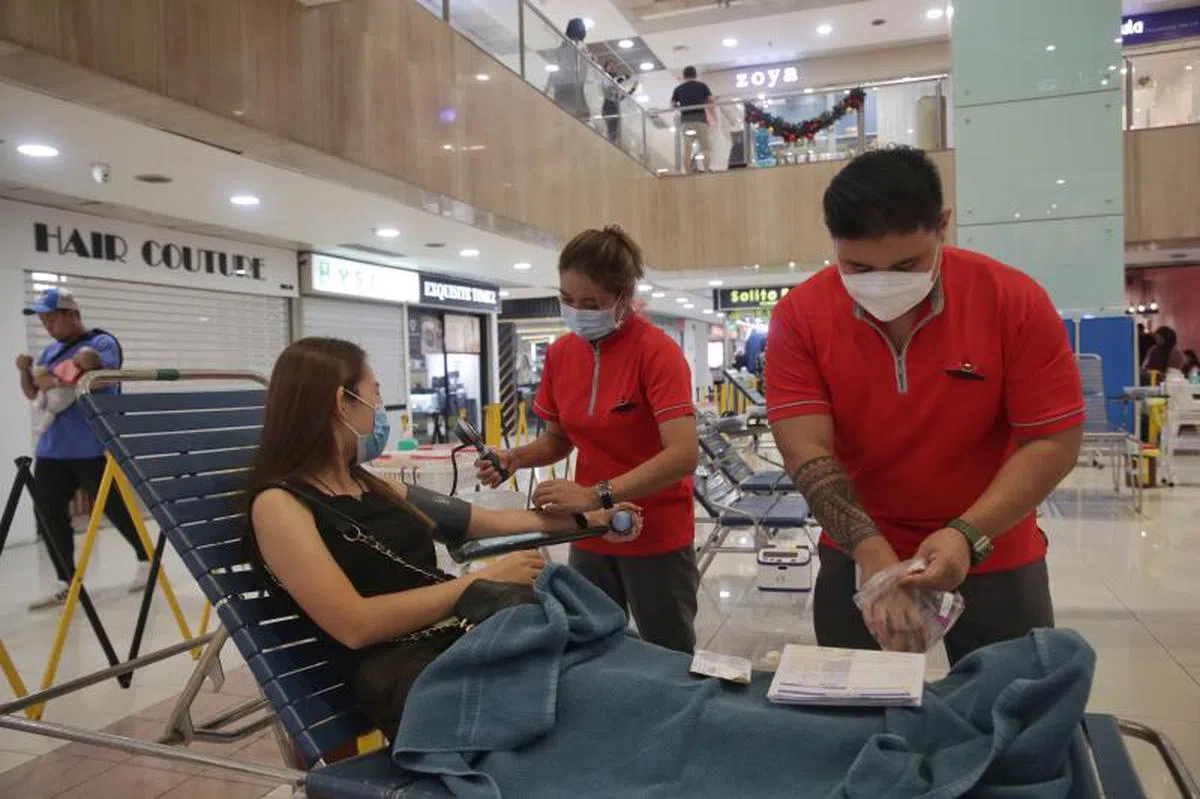 2022年12月3日，由学生策划的捐血活动在远东商业中心举行，大约有100人参加。（海峡时报）