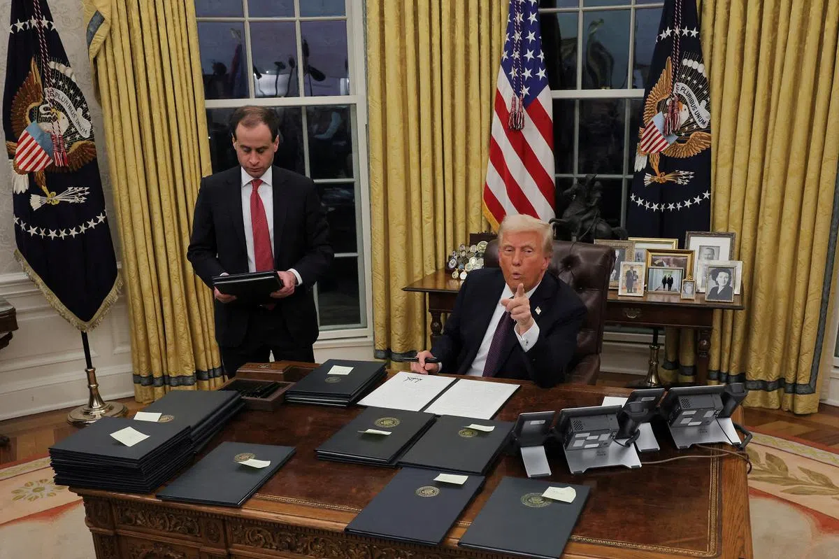 特总重新入主白宫第一天，便在短短数小时内签署数十项行政命令。（路透社）